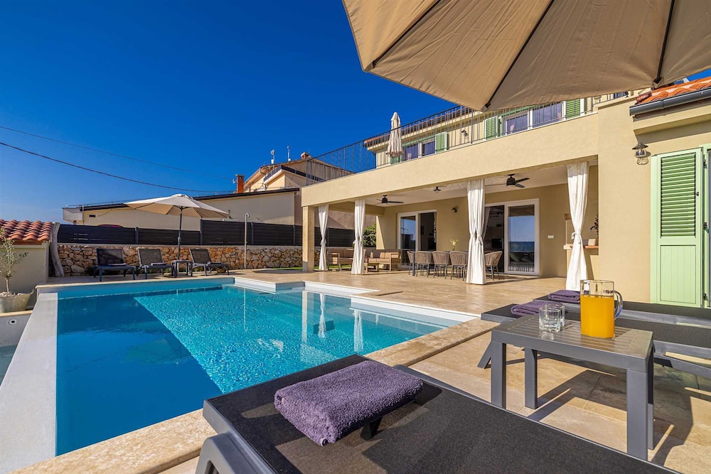 Villa Beachfront With 4 Bedrooms and 3 5 Bathrooms