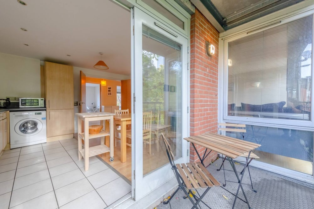 Spacious 2 Bedroom Apartment Near White City