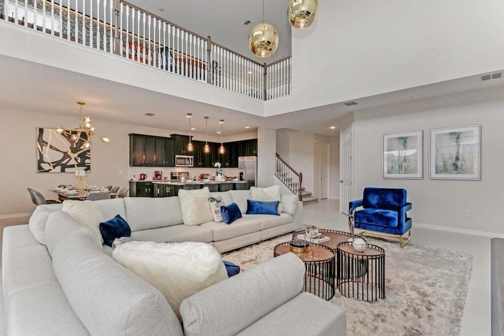 Luxury High Ceilings Pool, Spa Beautiful Home! 6 Bedroom Villa