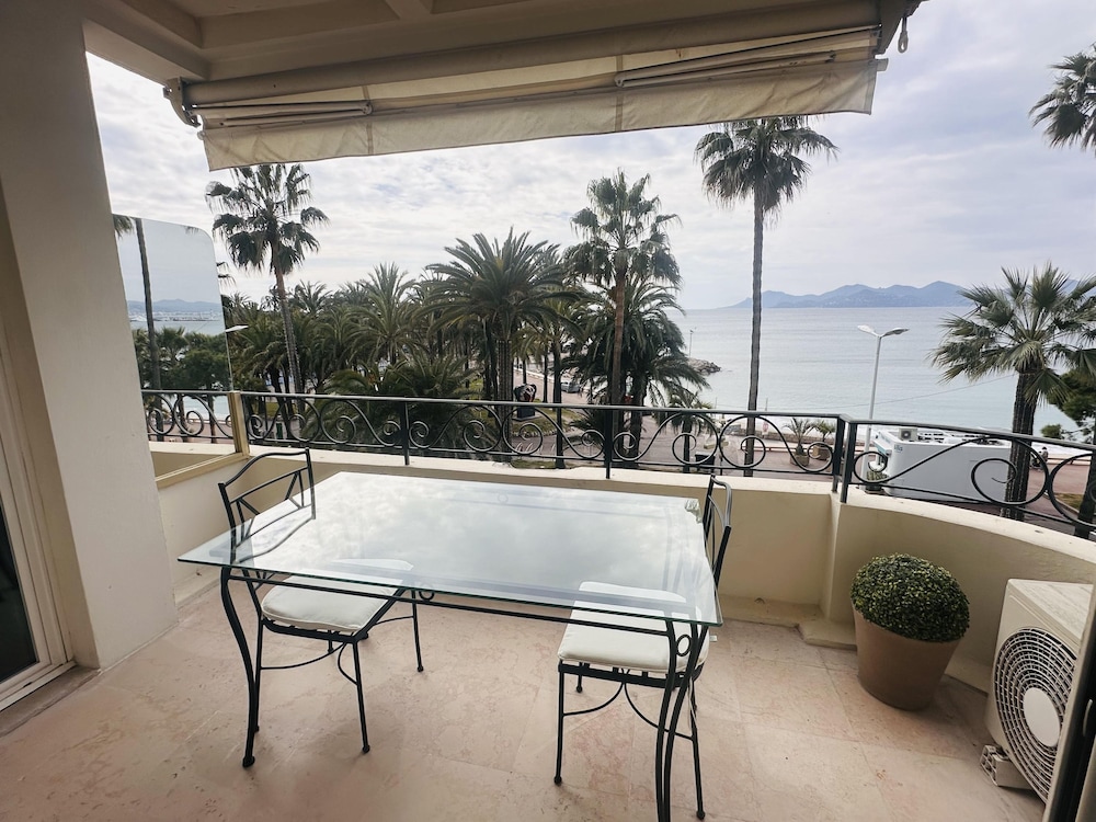 One Bedroom Apartment With a sea View Right by the Croisette Beaches and the Center of Cannes - 2287