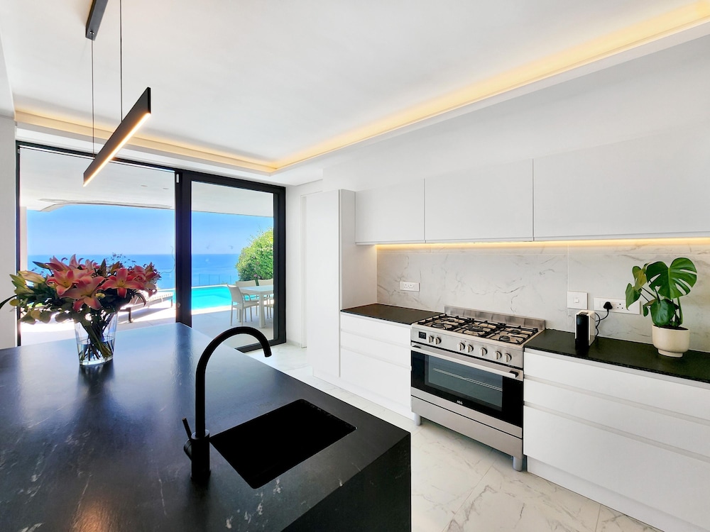 Ocean Villa - Ultra Luxury Villa in Bantry Bay