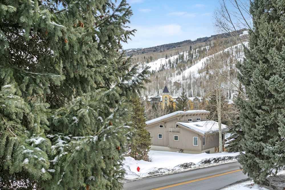 925 Red Sandstone 3 Bedroom Condo by RedAwning view 3