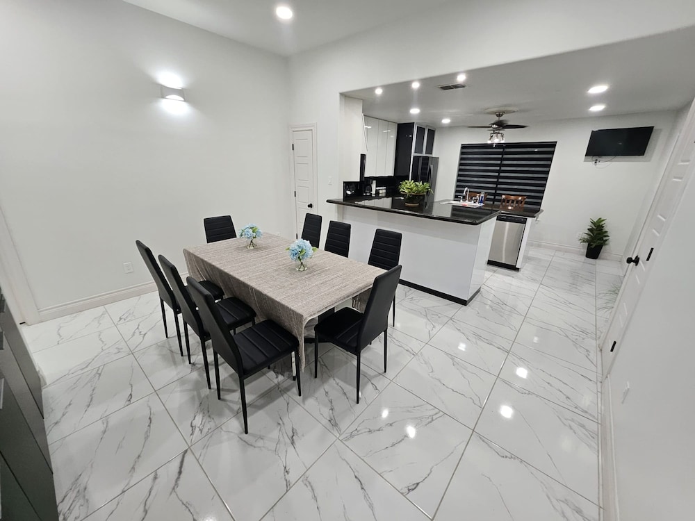 Family Luxury Home With Pool in Mcallen Near by Hospitals and Stores