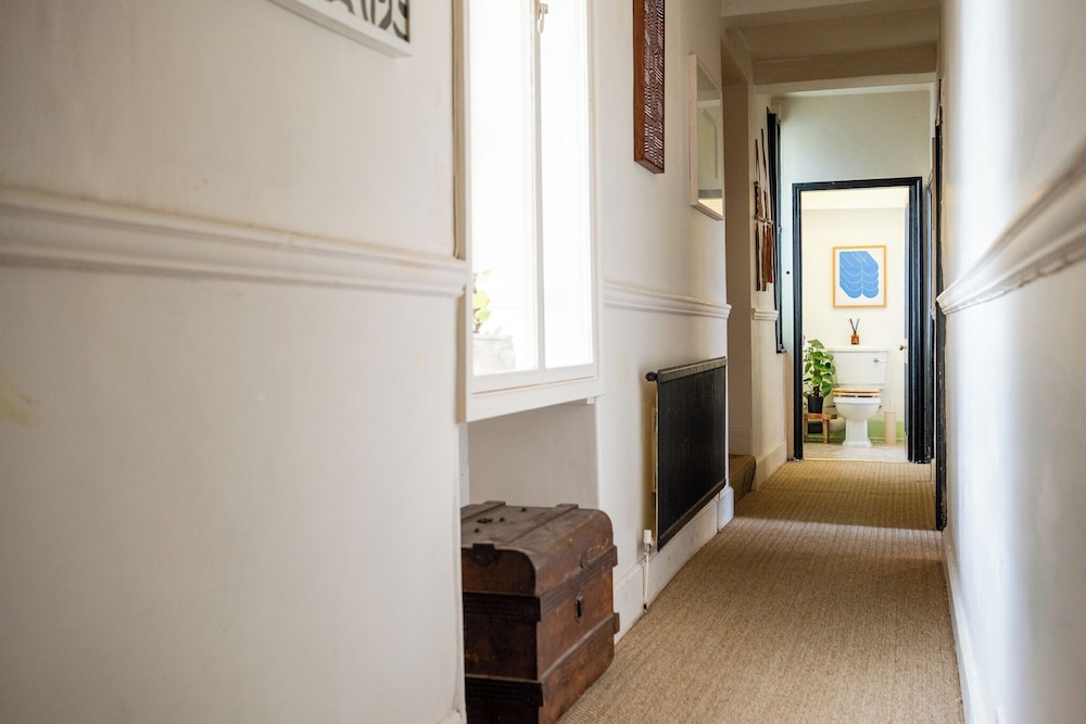 Stunning 8-Bedroom Home in Painswick