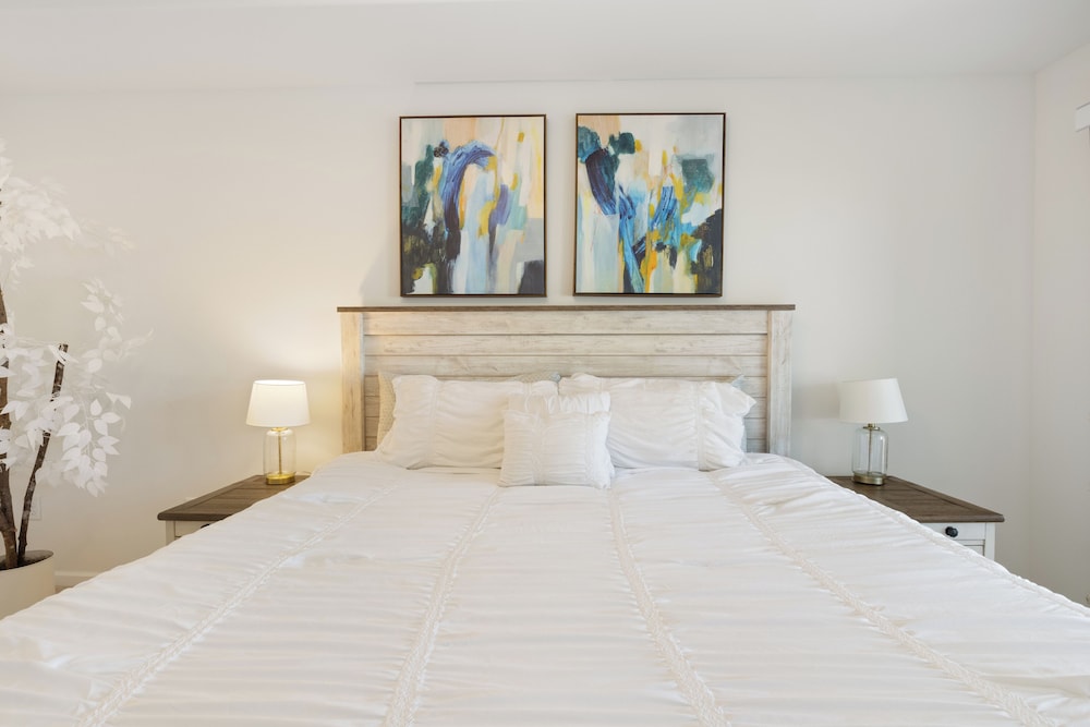 Central Location, Pool Access & Breathtaking Views
