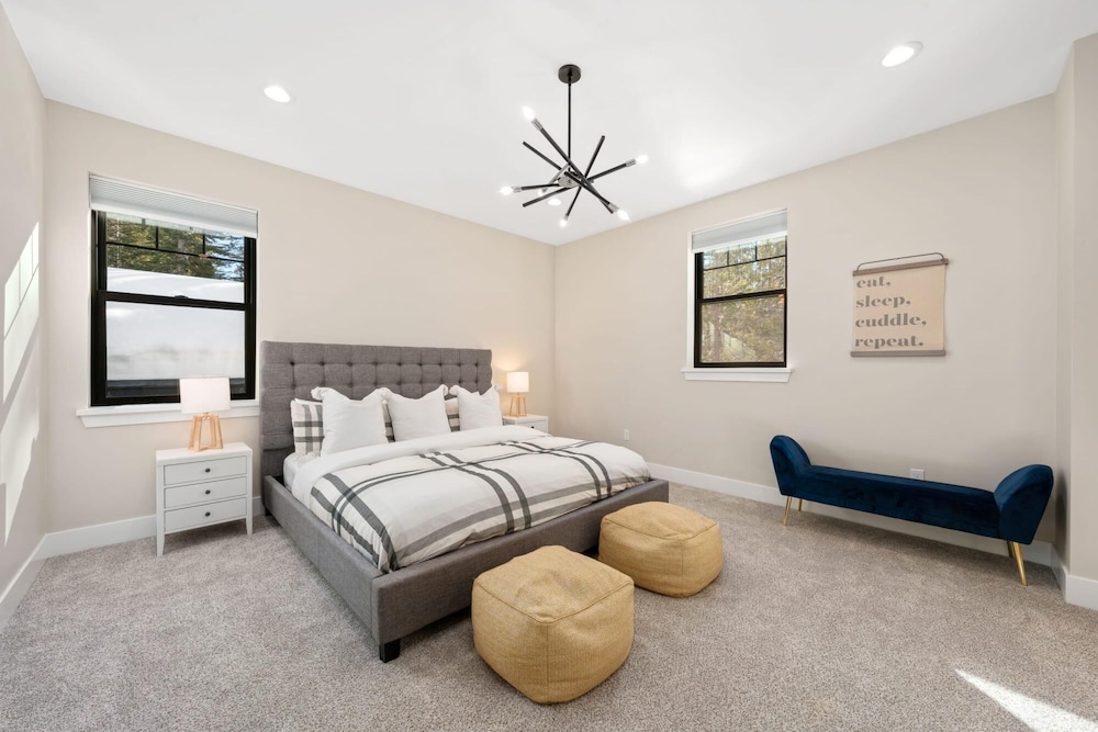 Miscellaneous Market Vacations - Luxury Retreat Home w Hot Tub - Property Image 3