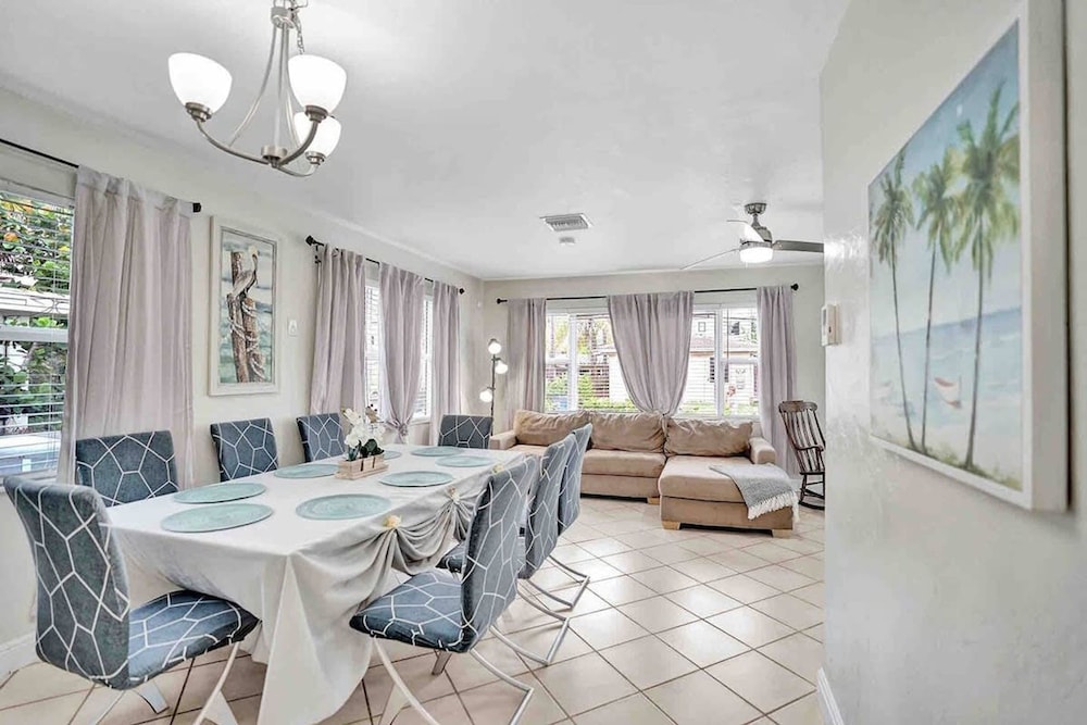 Palm Lined Oasis Walk To Beach Free Parking - Image 2