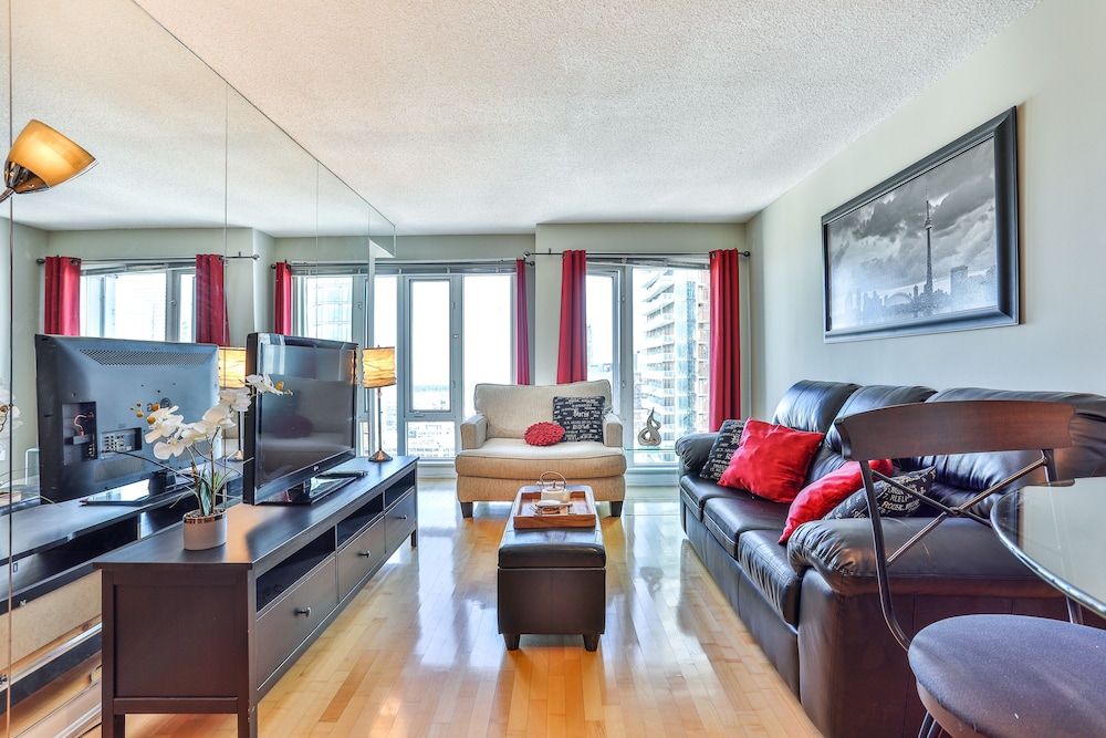 Downtown Studio in Dundas Square - Image 2