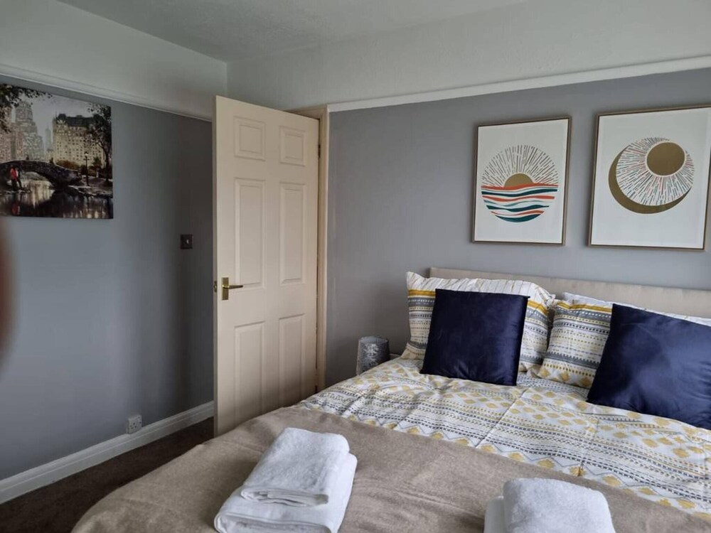 3 Bed Spacious House With Parking