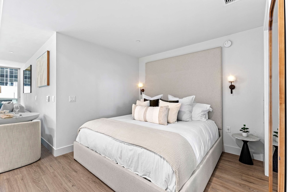 NEW Downtown Luxe King Suite Sauna Pool Access