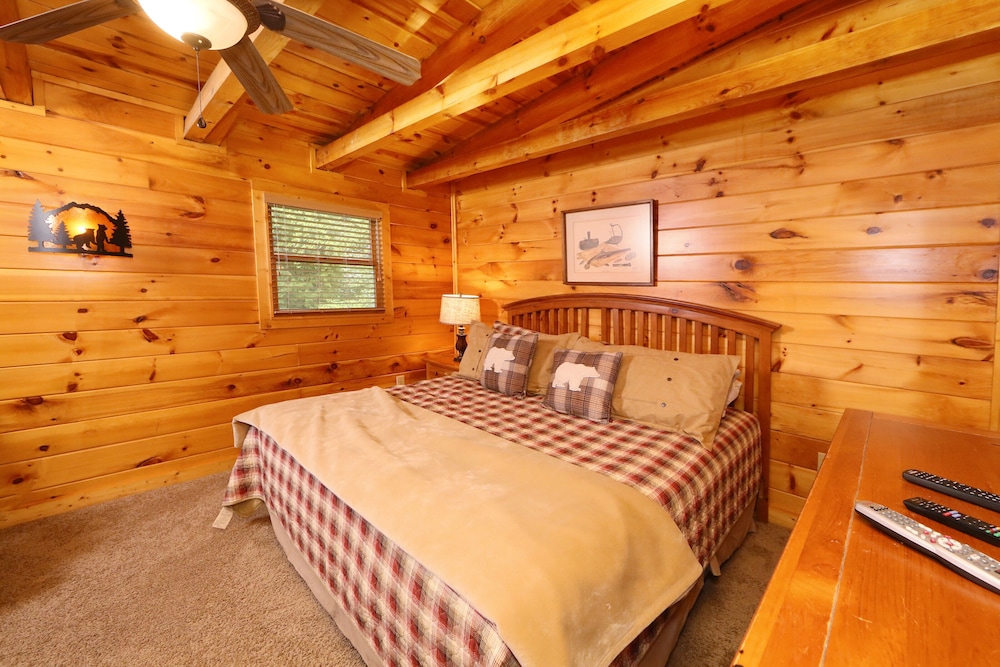 Black Bear Hideaway - Five Bedroom Cabin view 5