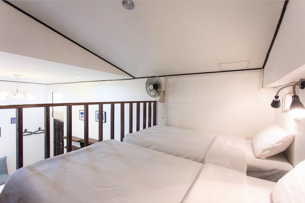 The Reef Hotel & Studios