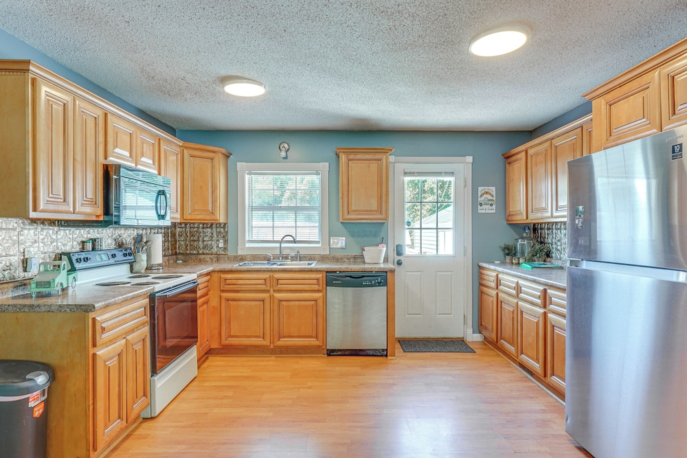 Hike, Fish & Ride: Pet-friendly Huntsville Home
