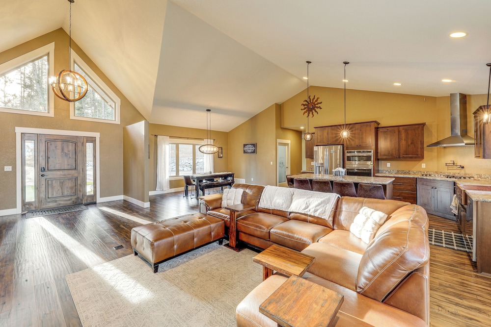 Deck + Views: Scenic Group Getaway in Lakeside!