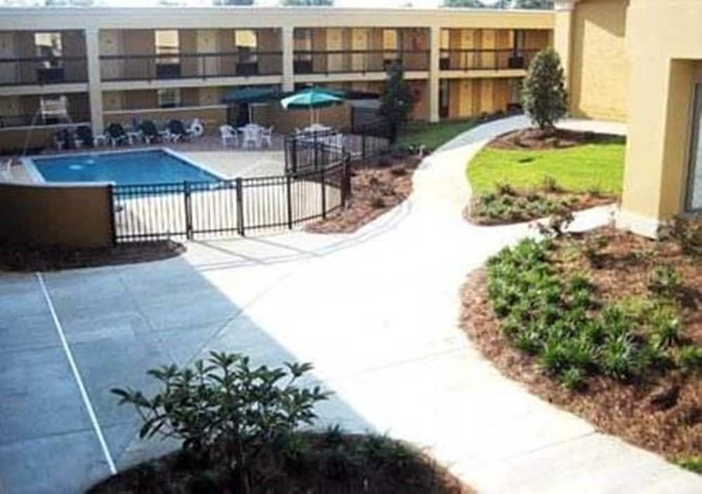 Statesboro Vacations - Quality Inn  Suites Conference Center Statesboro Historic District - Property Image 33