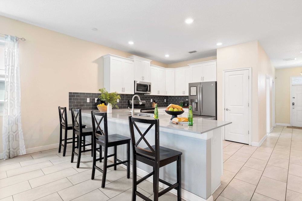 Stinger Luxe Retreat by Avantstay 8BR Luxury Villa Near Disney w/ Pool & Game Room