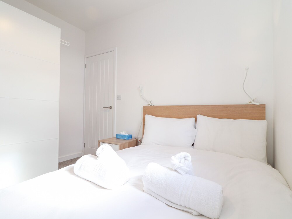 1 Queensway Gardens