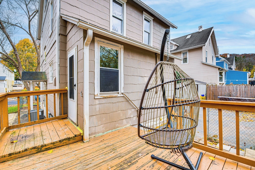 1 Mi to Dtwn: Colorful Binghamton Home
