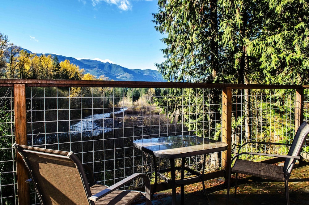 Mt Baker Rim Cabin 70 A pet Friendly Vacation Home With a hot tub and Wifi