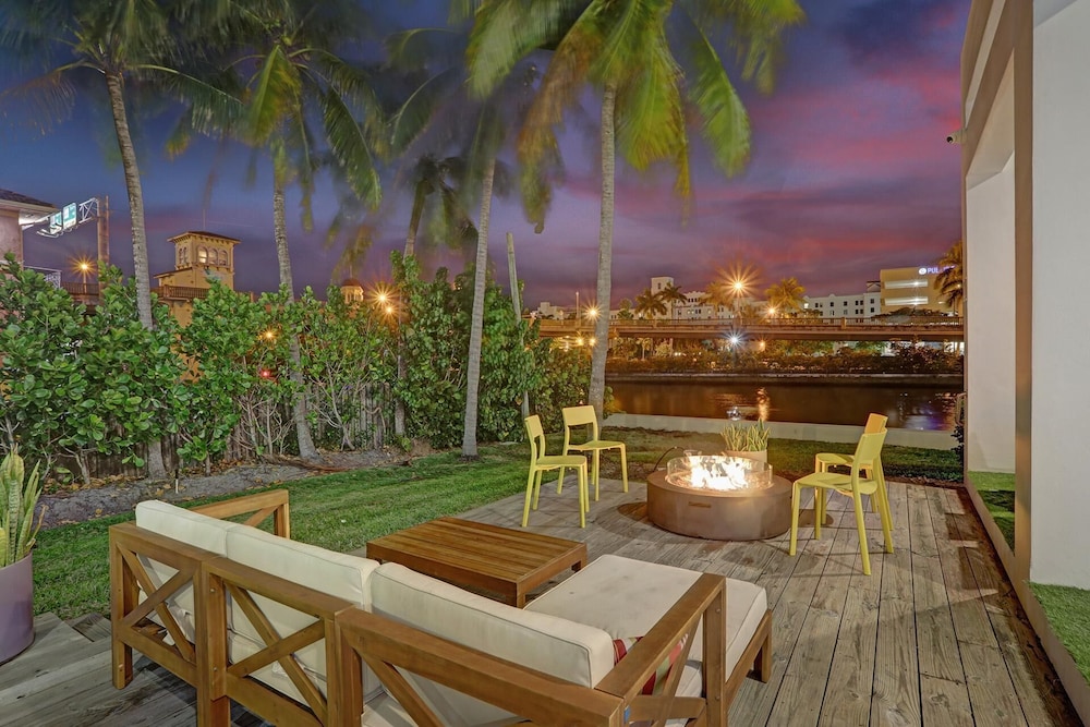 Intercostal beauty with heated pool + Spa!