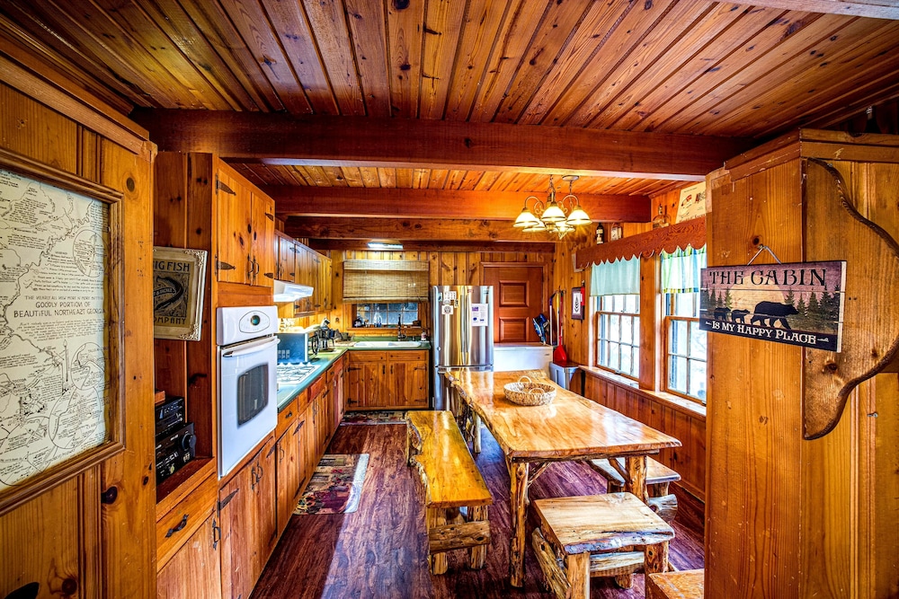 Bear Creek Lodge and Cabins in Helen Ga - Pet Friendly, River on Property, Walking Distance to downtown Helen