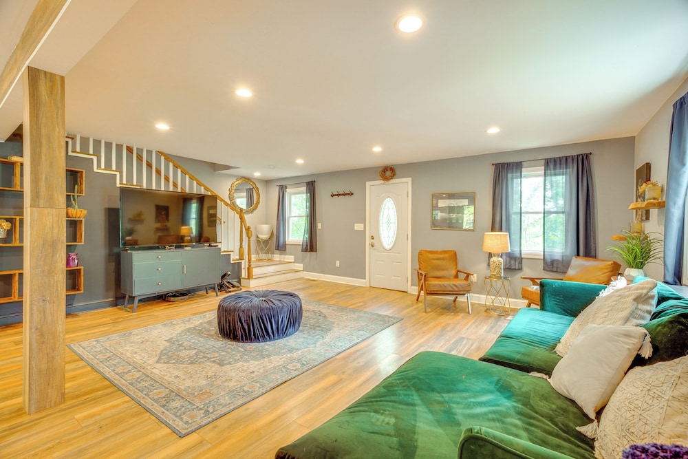 Walk to Putnam Lake: Updated Home w/ Deck