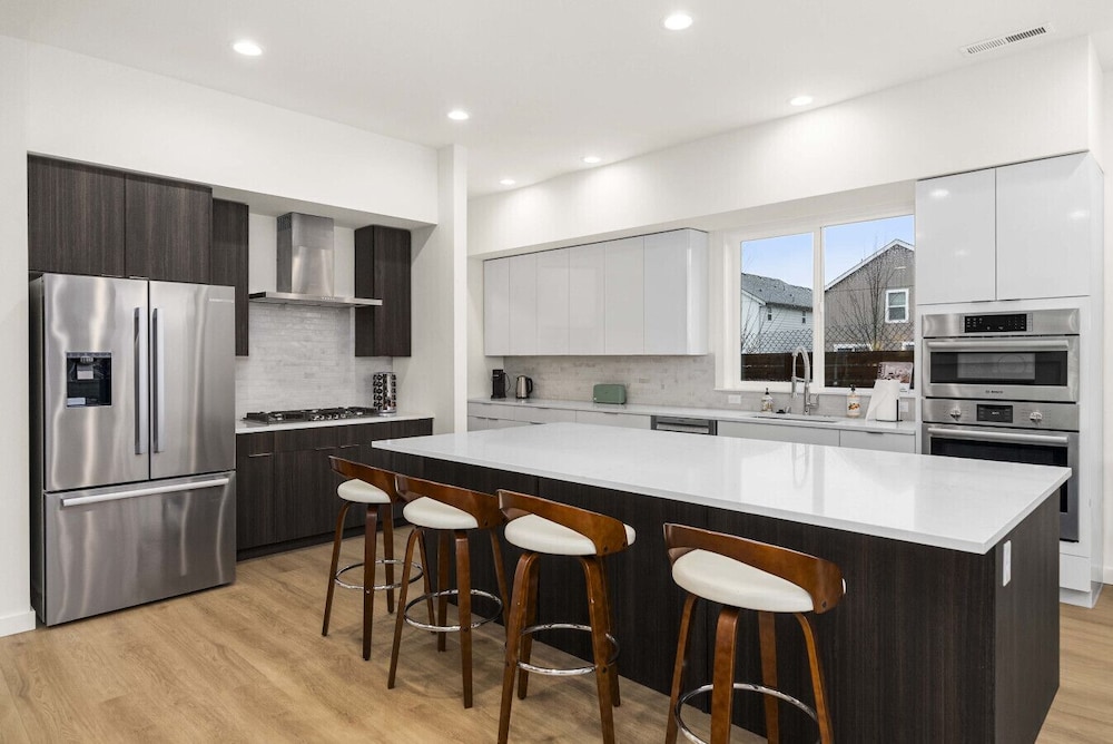 Brand New 5BR Home Fenced Yard Ample Parking