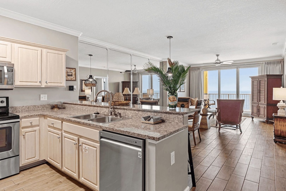 Bahama Breeze by Avantstay Gulf Front, 2 Pools, Beach Chairs Included!