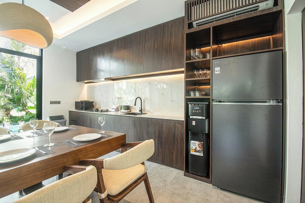 Tropical Elegance 5BR Canggu Villa Near Beach