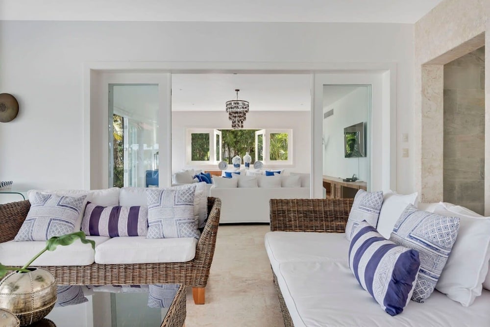Oceanfront Golf Course Estate w Pool Guest House