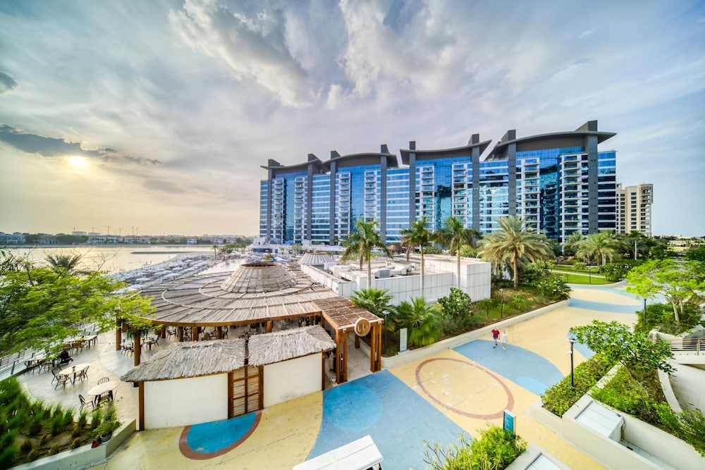 Vibrant Palm Lifestyle and Mediterranean Charm