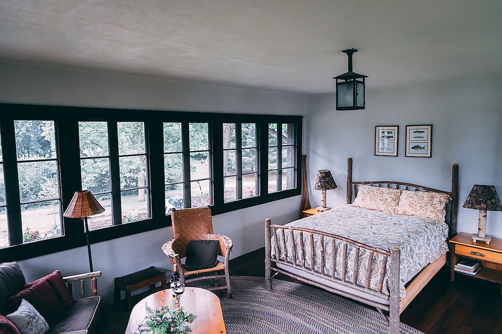 Four Mounds Inn