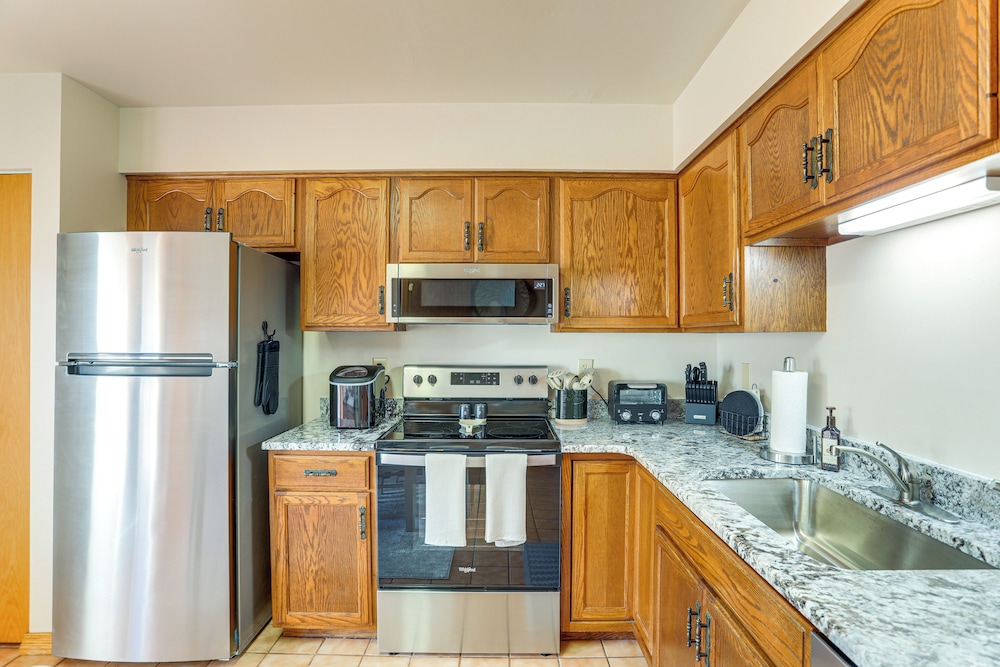 Convenient Townhome 1 Mi to Dtwn Clearfield