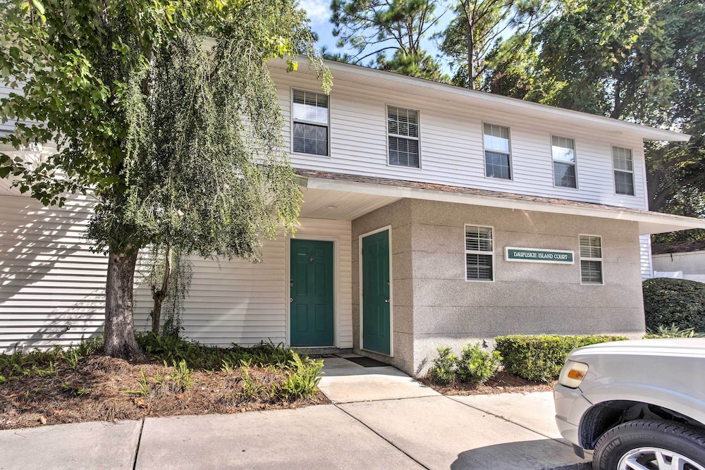 Chic St Simons Townhome w/ Patio  Pool Access! - Property Image 3