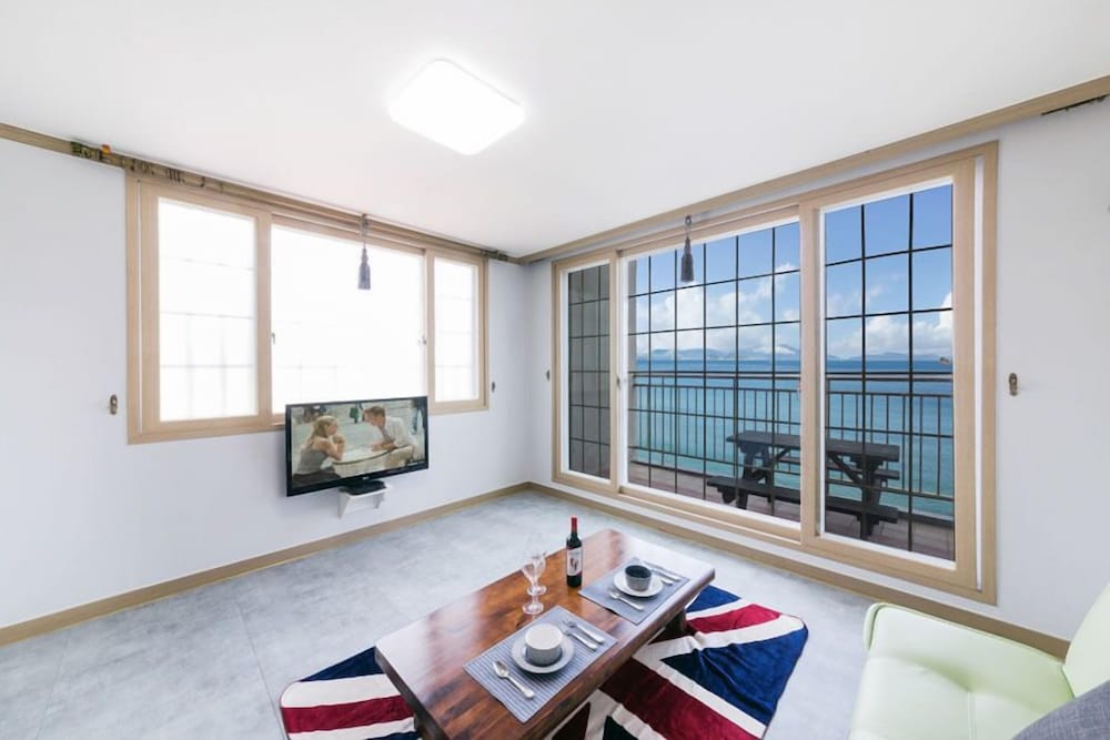 Geojedo Ocean View Dumo Mongdol Pension