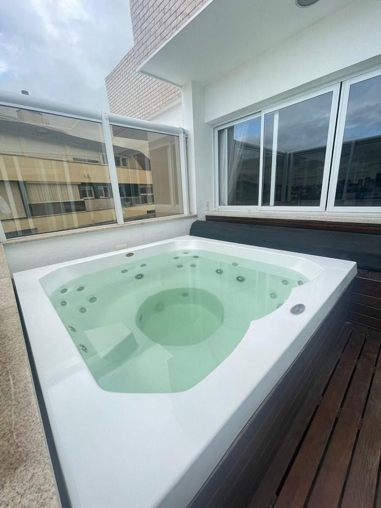 Excelente Cobertura Jurerê com Jacuzzi