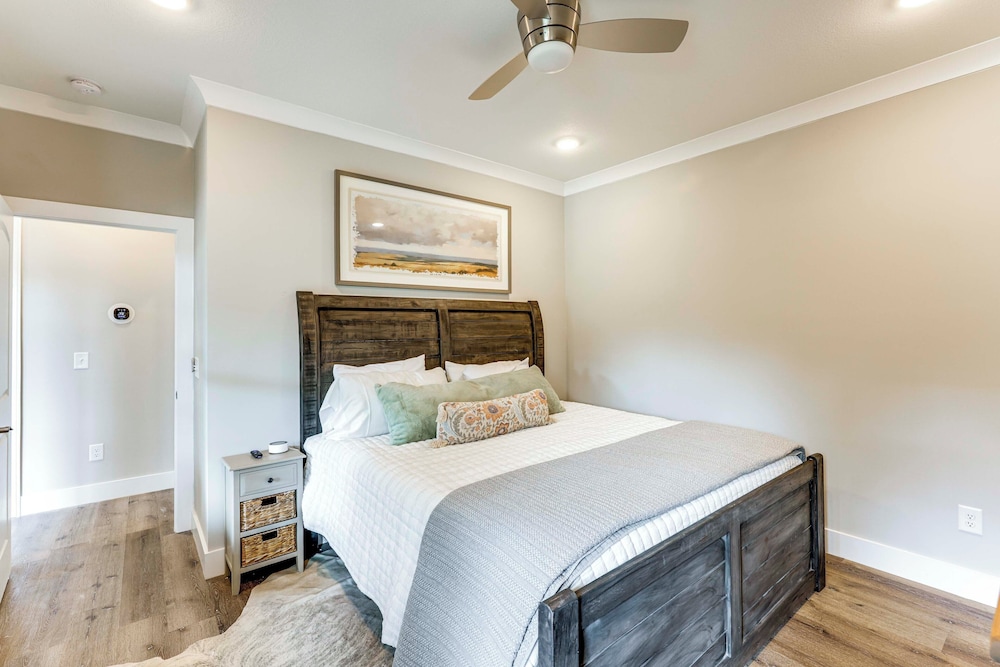 Walk to Lake Martin: Water-view Retreat w/ Deck!