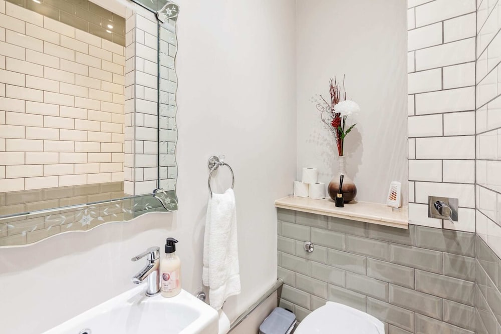 Modern 2 bed Flat, West Kensington, Sleeps 4
