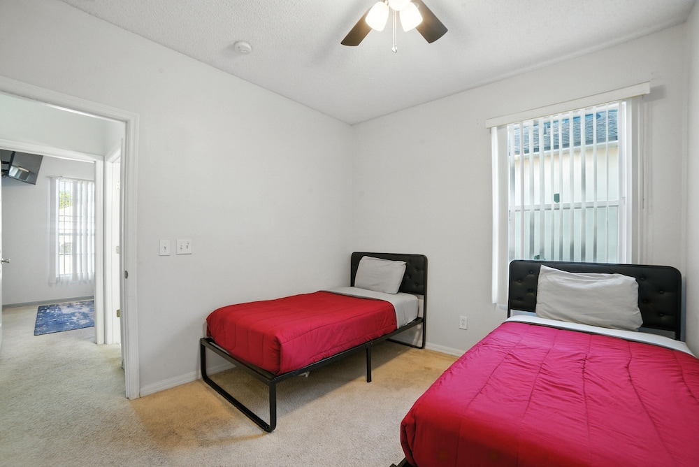 Family Retreat With Private Pool Near Disney! 3 Bedroom Residence