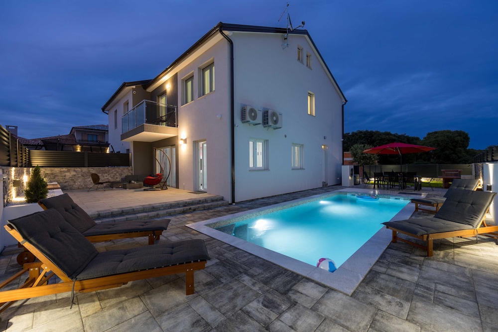 Peaceful Blooming Villa With Pool