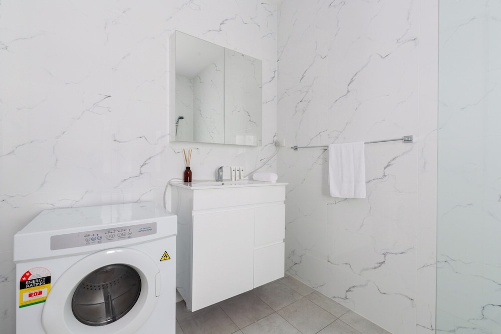 Chic 1-bed Retreat Near Shops & Beach