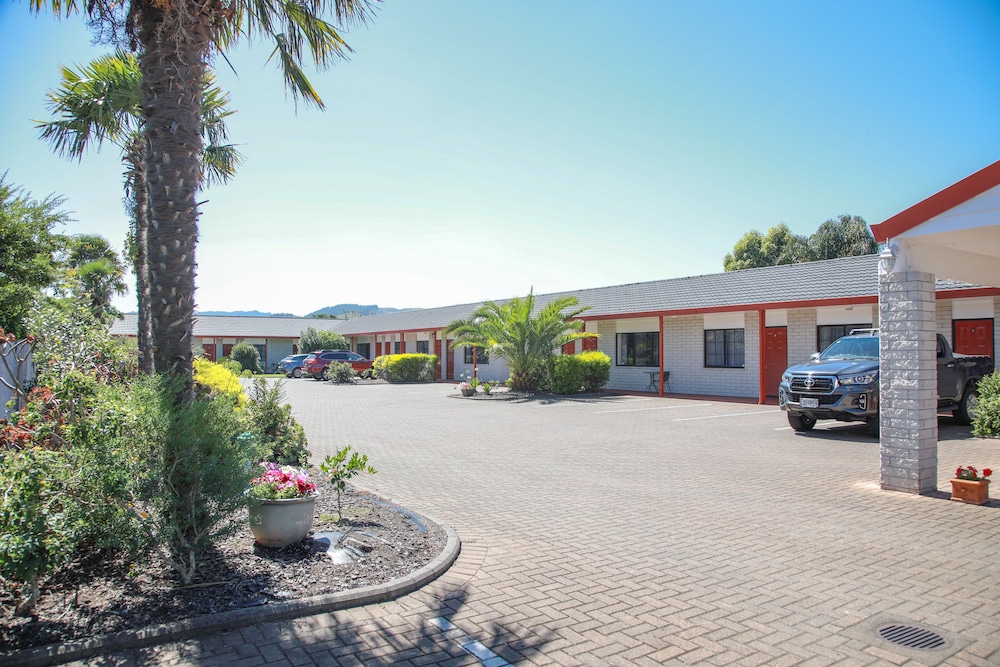 Bk's Palm Court Motor Lodge
