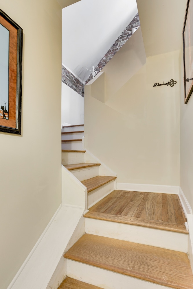Bright & Lofty Bucktown 1BR by AllSet Turnover photo 3
