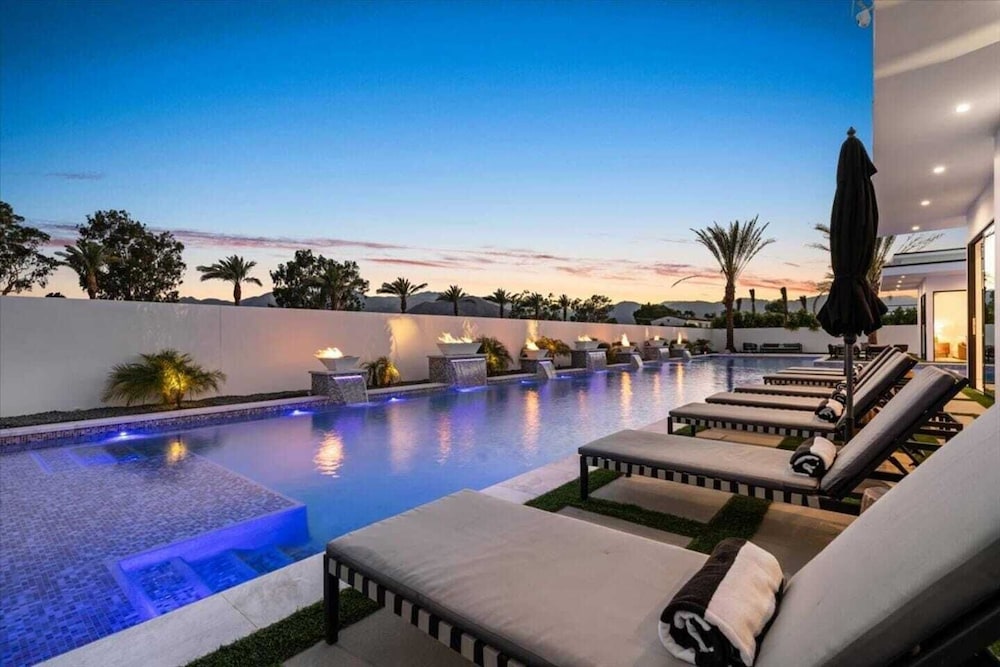 Sleeps 20 7-bedroom Villa w/ Pool, Putting Green & Hot Tub Bravo Villa #11 by Avantstay