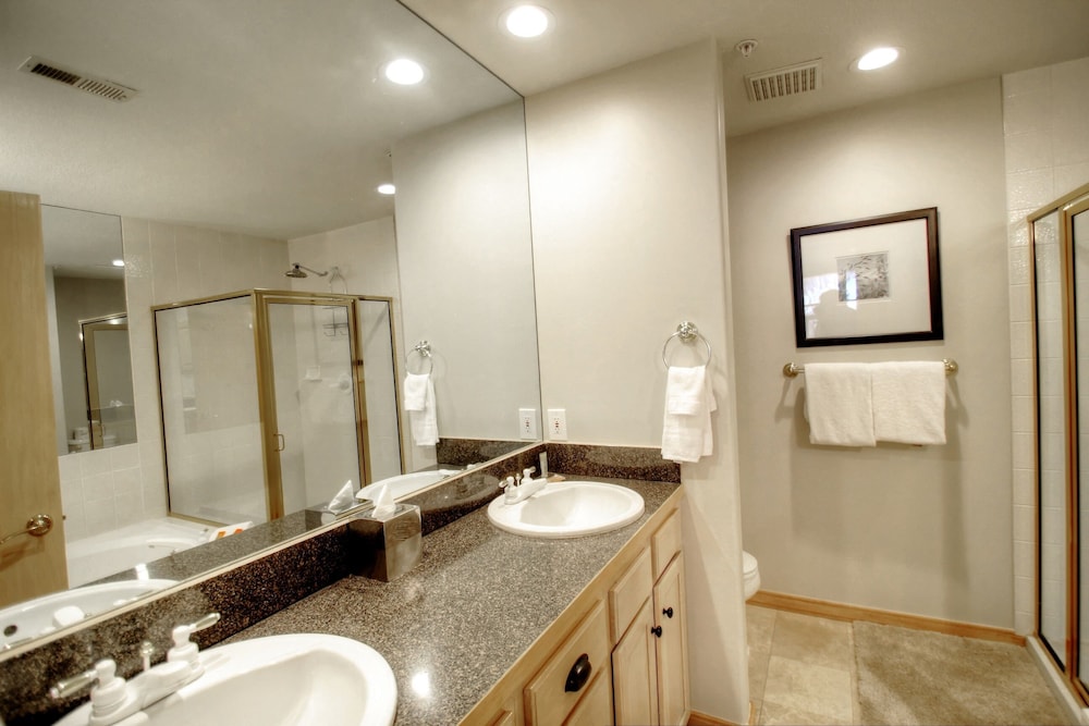 Canyon Run Townhomes F102 3 Bedroom Townhouse by RedAwning - Property Image 6
