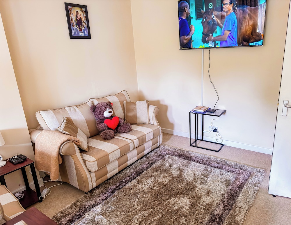 3 Bed - Sleeps 4 - Free Parking - Private Garden