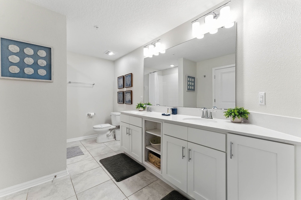 Beautiful Lakeview Retreat Near Disney