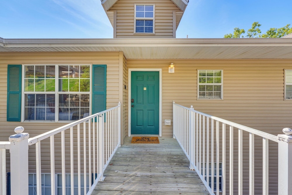 Condo w/ Balcony: 9 Mi to Silver Dollar City! view 3