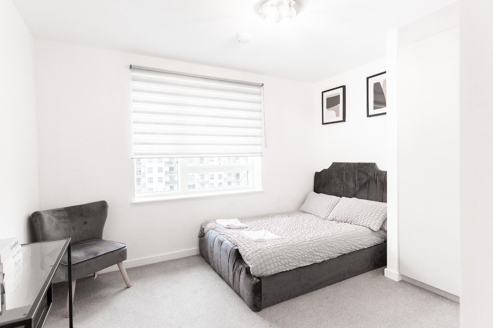 Brand New Luxurious 2-bed Apartment in Barking view 3