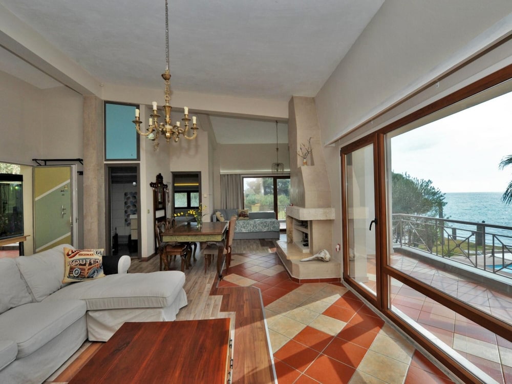 Lancaster Mansion - Aquarium Villa by Travelpr photo 4